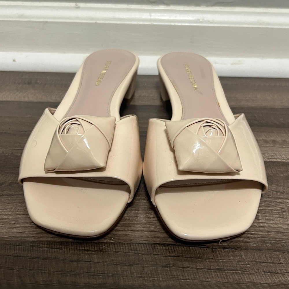 Stuart Weitzman Slide Sandals Women 7.5 Beige Rosette Patent Leather Coquette - Picture 2 of 12